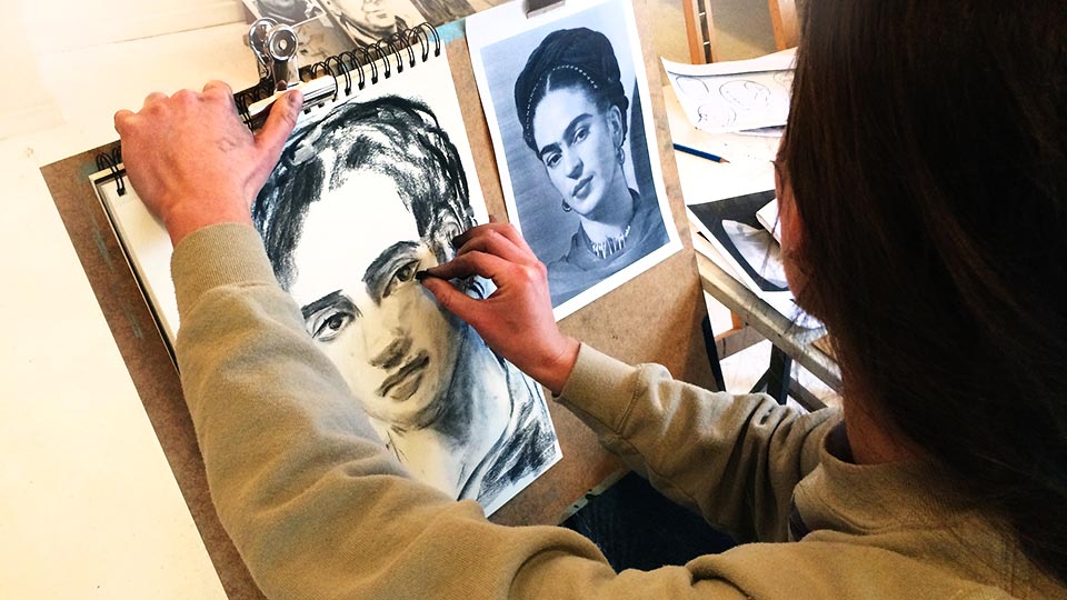 Tegnekursus: Lær at tegne portrætter af portrætmaler Peter Simonsen. For begyndere og let øvede.