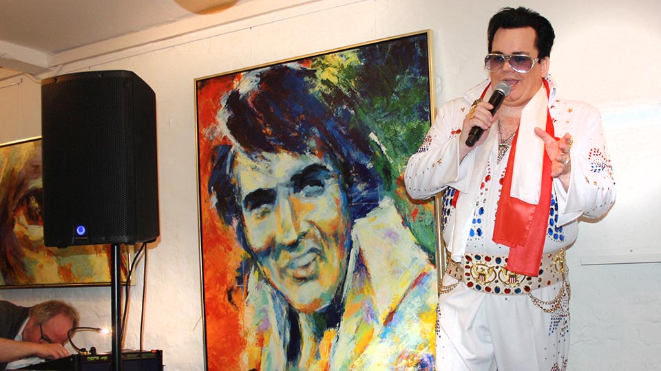 Portrættet af Elvis blev afsløret af Elvis impersonator Mike Colin Andersen