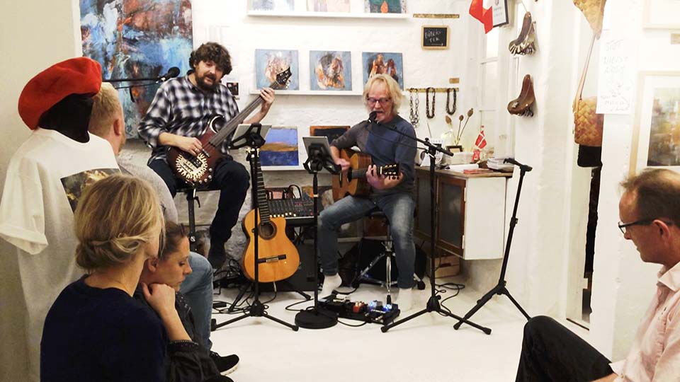 Kunst og musik passer godt samme. Koncerter og musikaftener er blot en del af det du kan opleve i galleriet