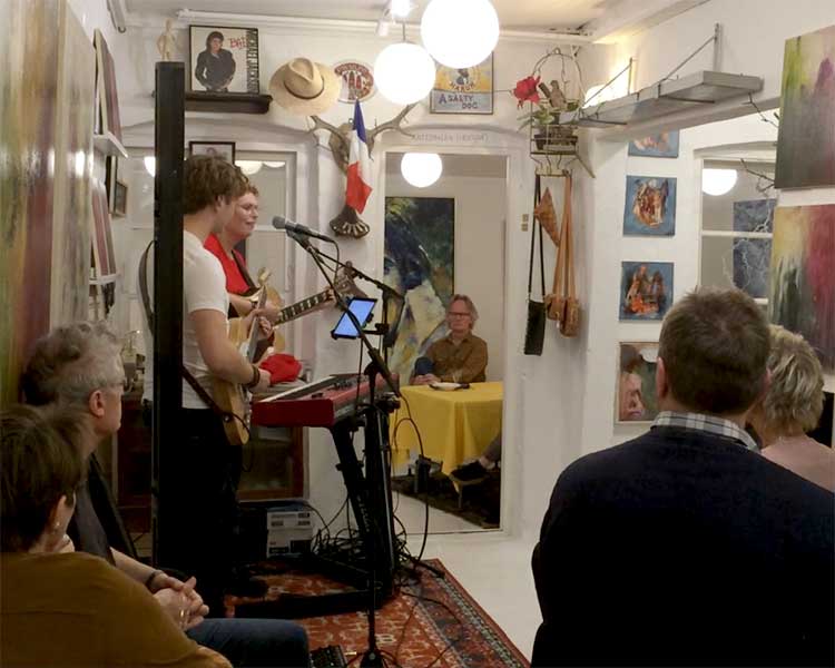 Tine Mynster og hendes søn spillede ved en intim koncert i galleriet