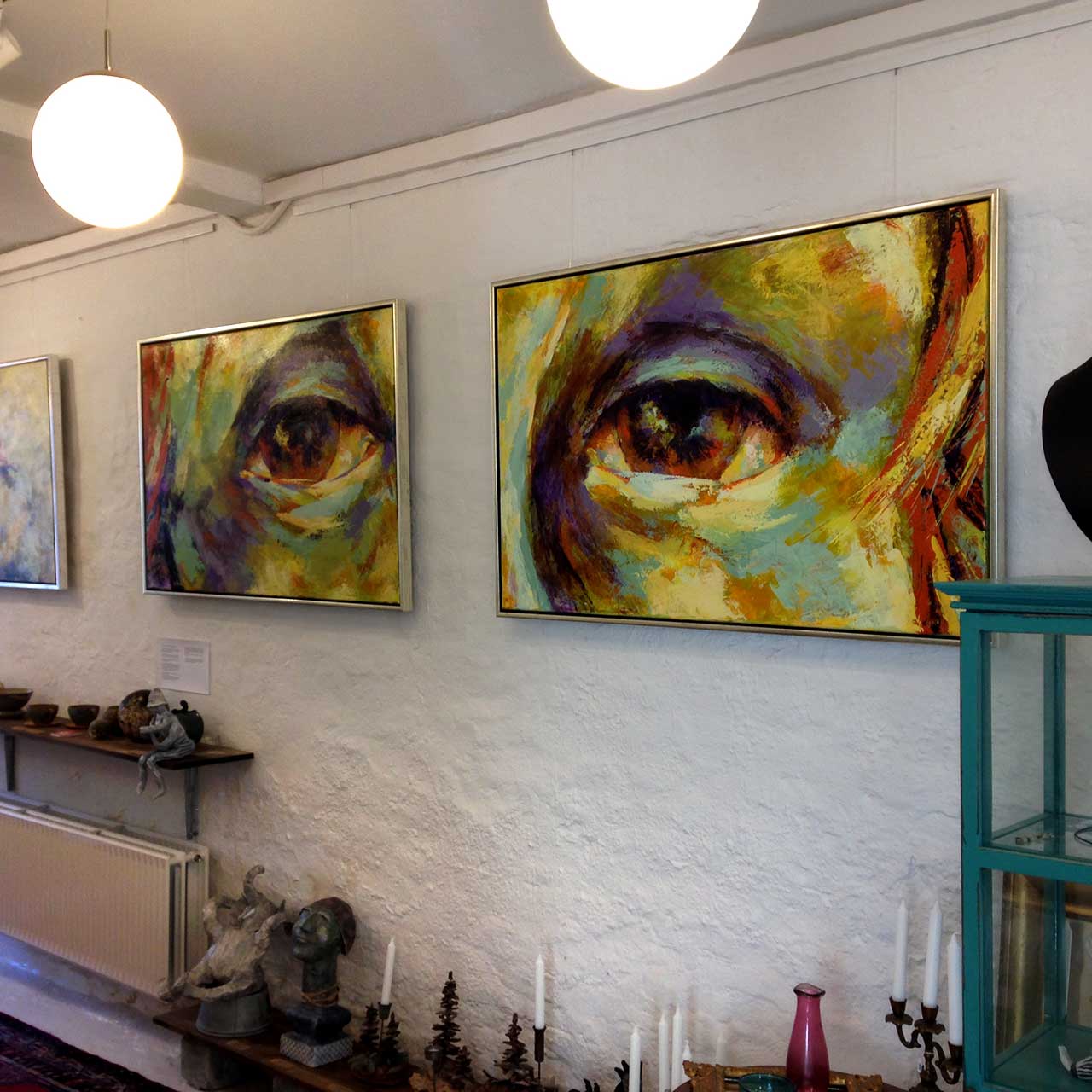 Maleri udført af Peter Simonsen - ekspressionistisk billedkunstner og portrætmaler. Maleriets titel er 'The Mirror of the Soul (The Eyes of Eve)'. Maleriet er et dobbelt værk udført med akrylfarver på lærred