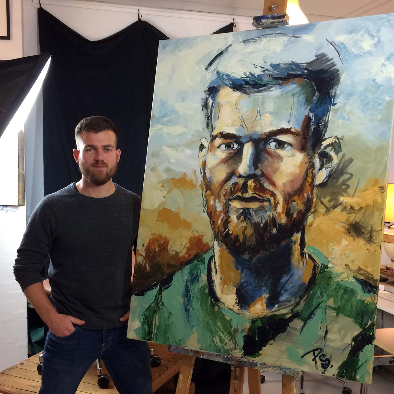 Portrætmaleri af Simon. Format: 90 x 120 cm. Teknikken er mixed media. Malet af portrætmaler Peter Simonsen i 2020