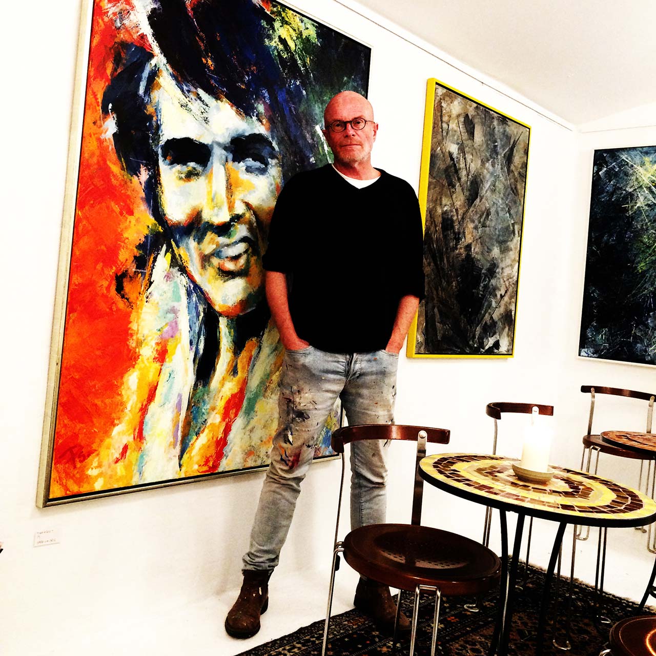 Den danske portrætmaler Peter Simonsen foran sit portrætmaleri af Elvis Presley. Akryl på lærred. Format: 120 x 160 cm