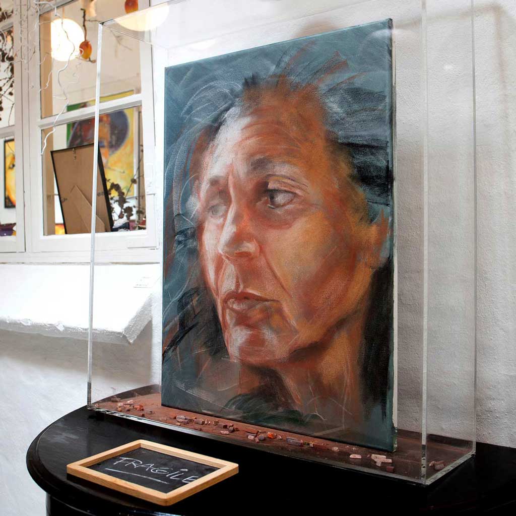 Portrætmaleri 'Fragile'. Malet med kridt på opspændt lærred af portrætmaler Peter Simonsen. Privateje