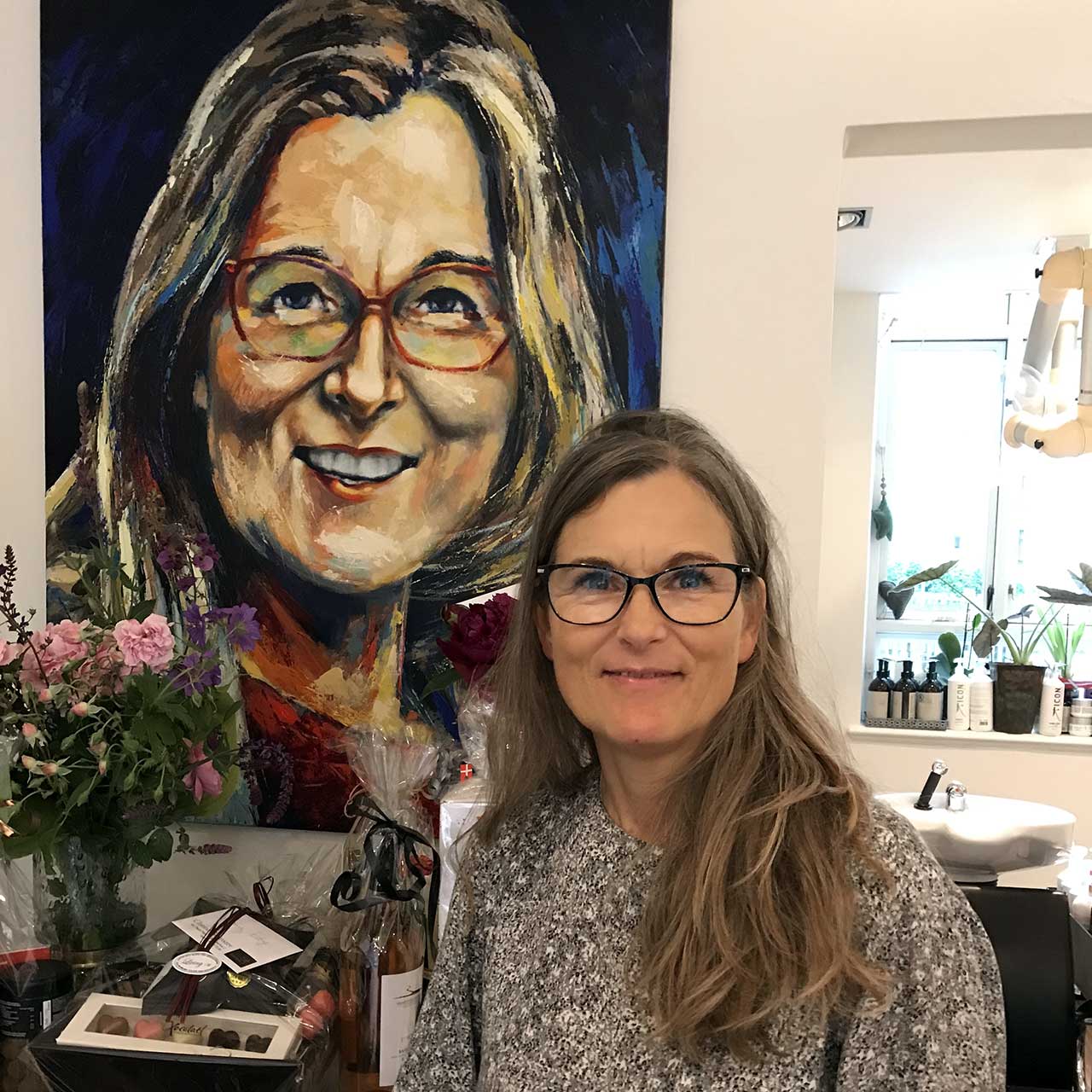Portrætmaleri af Martina Madsen. Format: 90 x 120 cm. Malet af portrætmaler Peter Simonsen i 2021