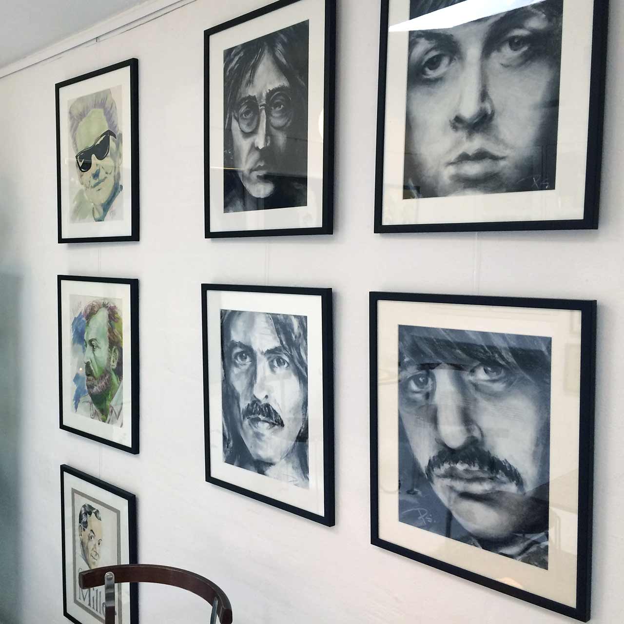 Portrættegninger af The Beatles. Udført med kridt på bomuld af portrættegner Peter Simonsen